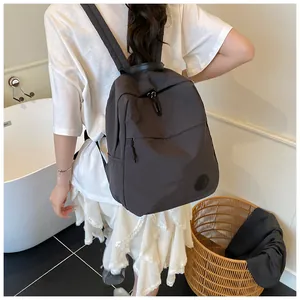 Vista dettagliata dello zaino in nylon grigio scuro con design impermeabile e spallacci