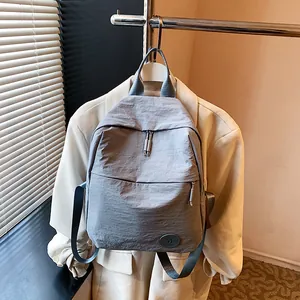 Zaino grigio minimalista in nylon da donna grande capacità con toppa con logo M