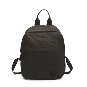 Zaino nero minimalista di grande capacità con spallacci regolabili e logo M
