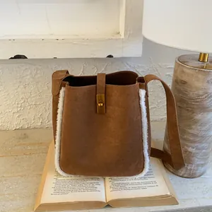 Καφέ σουέτ τσάντα bucket με λευκή γούνα και χρυσό μεταλλικό κλείσιμο ασφαλείας