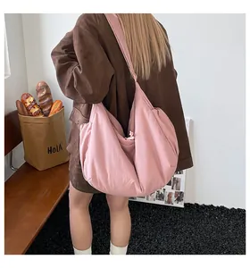 Vue portée d'un grand sac fourre-tout rose avec détails de cordon ajustable