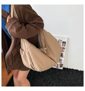 Détail d'un grand sac fourre-tout beige en nylon avec poche à cordon sur fond de mur simple