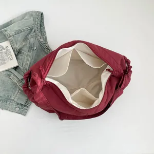 Grand sac fourre-tout bordeaux avec intérieur spacieux et détails de cordon de serrage
