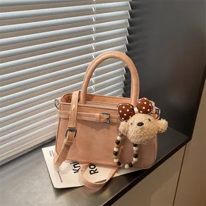 Borsa a mano in pelle PU rosa con fibbia argento, tracolla e ciondolo a orsetto