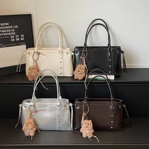 Retro shoulder bag in four colors with rivet details and plush dog charm accessories