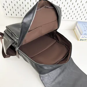 Minimalistischer schwarzer Rucksack mit großer Kapazität und mattem Finish
