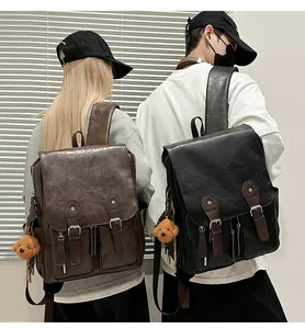 Rückansicht von Models mit Retro-Rucksäcken aus Kunstleder in Dunkelbraun und Schwarz
