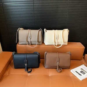Sacs bandoulière classiques en cuir texturé en quatre couleurs sur un banc