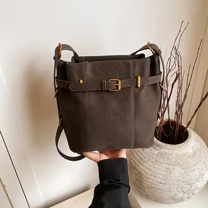 Vintage Damen PU Leder Beuteltasche Minimalistische Unterarm Schulter Umhängetasche Mit Dekorativem Gürtel Und Plüschbär Anhänger Handtasche