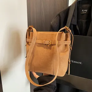 Retro Wildleder Eimer Tasche in Camel mit goldener Schnalle und minimalistischem Design