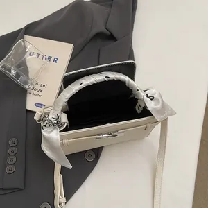 Ρετρό κρεμ λευκή τσάντα χιαστί από δέρμα με διακοσμητικό μεταξωτό μαντήλι στη λαβή