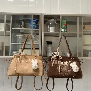 Μοντέρνες μεγάλες τσάντες tote με κέντημα μαργαρίτα και βελούδινο μενταγιόν κουτάβι
