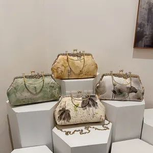 Παραδοσιακή κινέζικη μεταξωτή τσάντα με σχέδια μπαμπού και μεταλλικές λαβές
