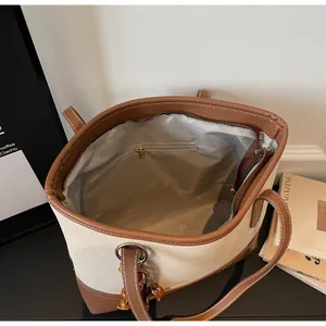 Draufsicht auf das Innenleben der Canvas-Tasche mit Reißverschlussfach und Metallring