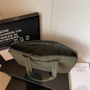 Sac fourre-tout matelassé vert armée pour ordinateur portable avec fermeture éclair