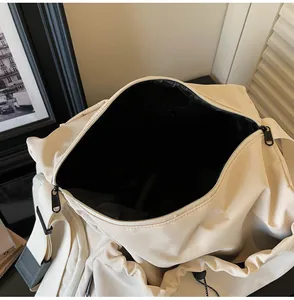 Detailansicht der Reisetasche mit schwarzem Innenfutter und Reißverschluss-Öffnung