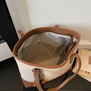 Tragetasche aus Canvas mit braunem Lederbesatz und innerem Reißverschlussfach, Design
