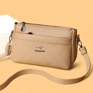 Bolso bandolera caqui elegante con textura acolchada y logotipo de canguro dorado de alta calidad