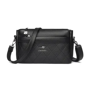 Bolso de hombro de cuero negro con patrón acolchado y emblema de canguro plateado