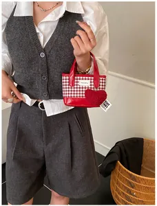 Mini sac seau à carreaux rouges et blancs avec breloque cœur et étiquette de logo