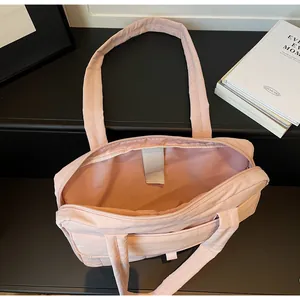 Detail der hellrosa gepolsterten Laptop-Tragetasche aus Nylon mit Reißverschluss und Fächern