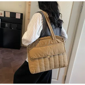 Detail der khakifarbenen gesteppten Nylon-Einkaufstasche mit vertikalen Nähten und Klapptasche