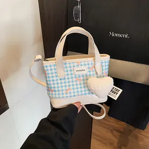 Mini Sac Seau Doux à Carreaux Gingham pour Femmes Avec Pendentif Cœur en Peluche Imprimé Nœud Sac à Main en Cuir PU Bandoulière