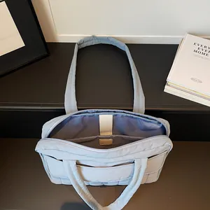 Gesteppte hellblaue Tragetasche mit Laptopfach und funktionalem Multi-Pocket-Design