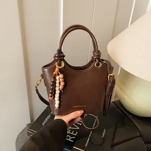 Bolso Cubo de Cuero PU Vintage para Mujer Bolso de Hombro Cruzado Minimalista Colgante de Cuentas Bolso Diario de Viaje