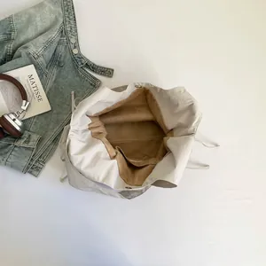 Geräumige hellbeige Tragetasche Innenansicht mit Magnetverschluss und Innentasche