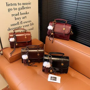 Vintage Messenger-Handtaschen aus glänzendem PU-Leder in vier Farben mit Anhängern