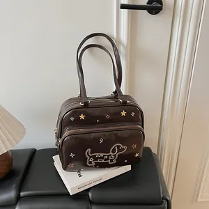 Sac à main en cuir marron avec motif teckel de dessin animé et étoiles brodées