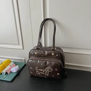 Sac à main en similicuir marron avec broderie de chien et étoiles dans un décor chic