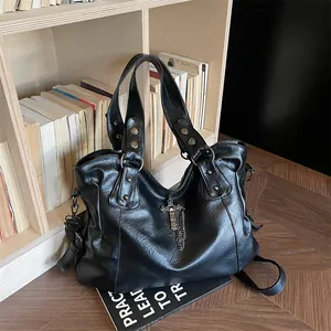 Borsa Tote Grande Vintage Gothic da Donna in Pelle PU Con Ciondolo a Croce Catena Rivetto Borsa a Tracolla Moda Borsa a Mano