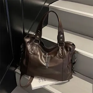 Borsa tote grande marrone scuro con ciondoli a croce d'argento e borchie metalliche