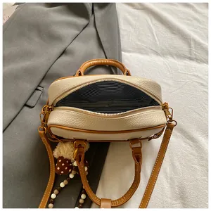 Borsa a tracolla retrò beige con finiture in pelle marrone e fodera interna a righe