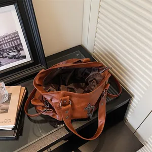 Borsa tote vintage in ecopelle marrone con ciondolo a croce e ampio spazio interno per ufficio