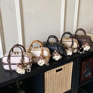 Mini borsa boston retrò in pelle in cinque colori con ciondoli a orsetto e dettagli dorati