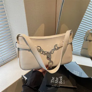 Sac Sous l'Aisselle Tendance en Cuir PU pour Femmes Pendentif Coeur Chaîne en Métal Sac Baguette Texture Litchi