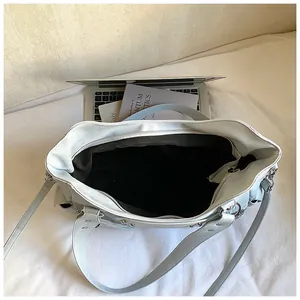 Vue de dessus d'un grand sac cabas bleu clair montrant l'espace pour ordinateur et livres
