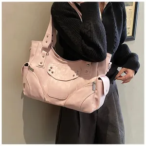 Vue détaillée du cabas en similicuir rose avec rivets argentés et style biker vintage