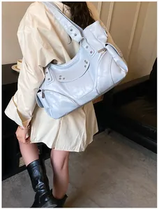 Détails du sac cabas bleu clair avec des rivets de style punk et un cuir plissé brillant