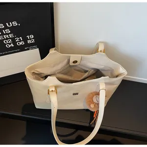 Détail de la doublure intérieure, de la fermeture magnétique et du rangement du sac crème