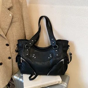 Sac fourre-tout noir style motard avec clous argentés et bandoulière réglable