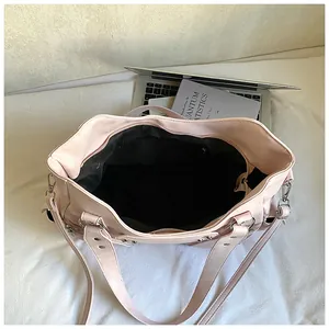 Grand sac cabas rose en similicuir avec doubles poignées et détails rivets en métal