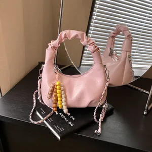 Rosa Halbmond-Cloud-Tasche aus glänzendem Faltenleder mit Kette und Perlenanhänger