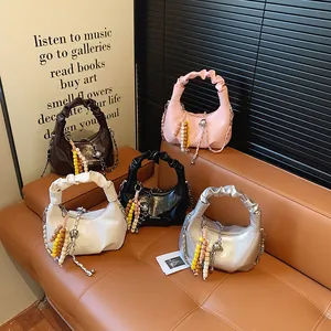 Modische Hobo-Tasche mit Raffungen in verschiedenen Farben und eleganter Metallkette