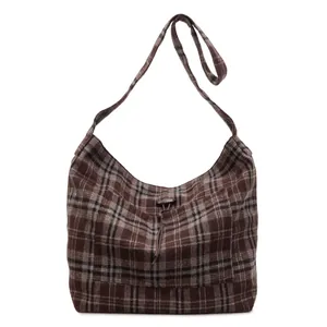 Μεγάλη vintage καρό τσάντα hobo με ρυθμιζόμενο ιμάντα ώμου και μπροστινή τσέπη με κουμπί