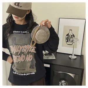 Dettaglio della stampa grafica retrò sulla maglia nera a maniche lunghe in cotone