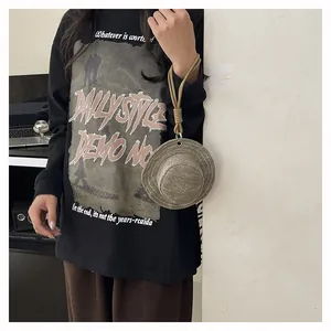 Dettaglio del ciondolo creativo a mini cappello di paglia come accessorio per portachiavi